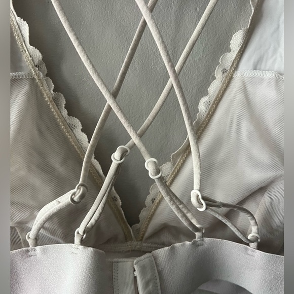 Victoria’s Secret PINK Cream Lace Strappy Back Bra Size Large - Picture 4 of 7